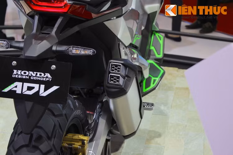 Giống gần như tất cả các bề mặt trên thân xe. ống xả của ADV Concept cũng có thiết kế rất vuông vức.
