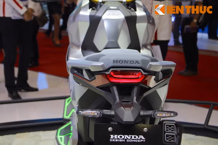 Ở phía sau chiếc xe, tay dắt đã được Honda tích hợp thẳng vào thân và trở thành một phần trong thiết kế thân xe. Đi theo trào lưu hiện nay, ADV cũng sở hữu đèn hậu và đèn xi-nhan LED nổi bật.