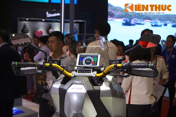 Một số chi tiết trên ADC Concept lấy cảm hứng trực tiếp từ những mẫu xe adventure, chẳng hạn như kính chắn gió cao có thể điều chỉnh được. Để đem tới cảm giác lái thoải mái nhất, xe có ghi-đông cao. Một màn hình màu hiển thị đa thông tin đóng vai trò như bảng đồng hồ của xe.