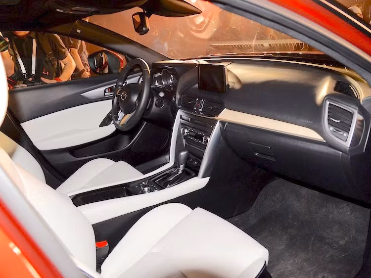 Trên chiếc xe, cần phanh tay của Mazda 3 đã được thay bằng nút điện tử, đồng thời các vật liệu nội thất trên CX-4 cũng cao cấp hơn một chút. Có vòm mái thấp, CX-4 sở hữu khoang hành lý cùng khoảng trống cho đầu hành khách ngồi sau ít hơn CX-5.