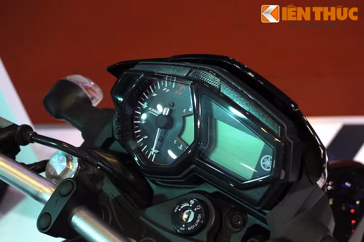 Cụm đồng hồ với thiết kế báo tua dạng cơ và các thông số khảc hiển thị trên màn hình LCD, tương tự các dòng xe máy thể thao khác của Yamaha và không khác gì R3. Tuy nhiên thay vì tay lái clip-on, chiếc xe có ghi-đông dạng naked bike thoải mái hơn.
