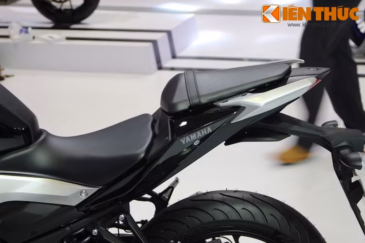 Yên xe cũng có thiết kế dạng 2 tầng, nhưng sở hữu bộ vỏ nhựa phía sau khác biệt.