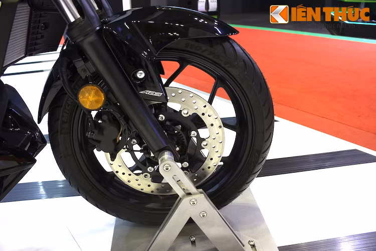 Xe được trang bị phuộc trước dạng thường, được cung cấp bởi hãng KYB của Nhật. Cặp mâm của MT-03 cũng có dạng 5 cánh kép thể thao và sử dụng lốp cỡ 110/70/17. Hệ thống phanh trên chiếc xe được trưng bày tại triển lãm VMCS 2016 có ABS, nhưng hiện chưa rõ hệ thống này sẽ có mặt trên chiếc MT-03 bán ra tại Việt Nam hay không.