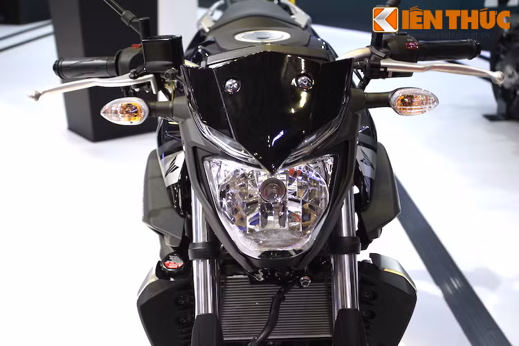 Thay đổi lớn nhất trên MT_03 so với R3 đó là dàn quây gió phía trước xe đã bị loại bỏ, thay vào đó là cụm đèn trước nhỏ gọn, với điểm đặc biệt là 2 đèn demi trên mặt nạ cản gió.