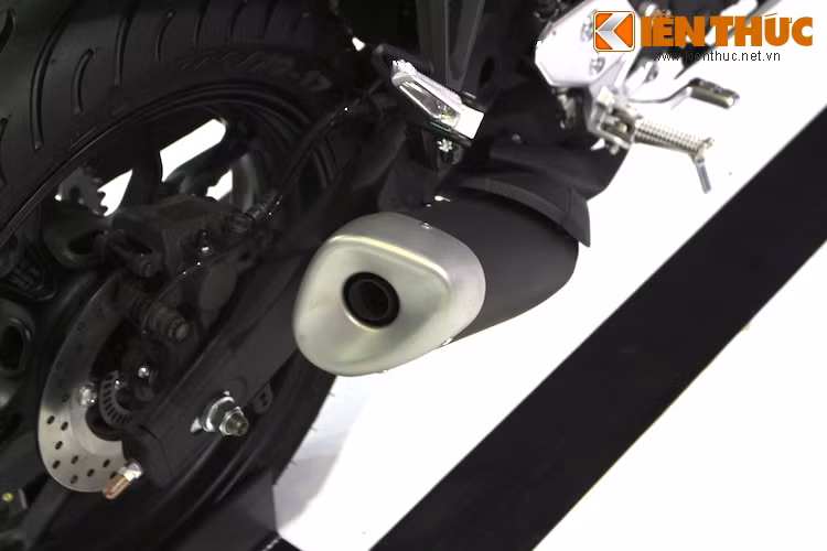 Ống xả của MT-03 cũng y hệt như R3, tuy nhiên chiếc MT-03 ở triển lãm không có phần ống giảm thanh như R3 bán ở Việt Nam. Mặc dù vậy, có thể chiếc xe bán chính thức ở Việt Nam sẽ vẫn có ống xả giảm thanh tương tự.