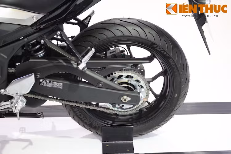 Bánh sau sử dụng bản vành 4 inch, với lốp Michelin Pilot Street 140/70/17 và hệ thống phanh đĩa sau có đường kính 220 mm.