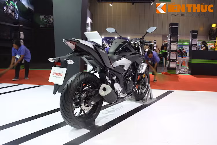 Ở phía sau, MT-03 cũng có nhiều điểm khác biệt so với R3, bên cạnh những chi tiết sử dụng chung.