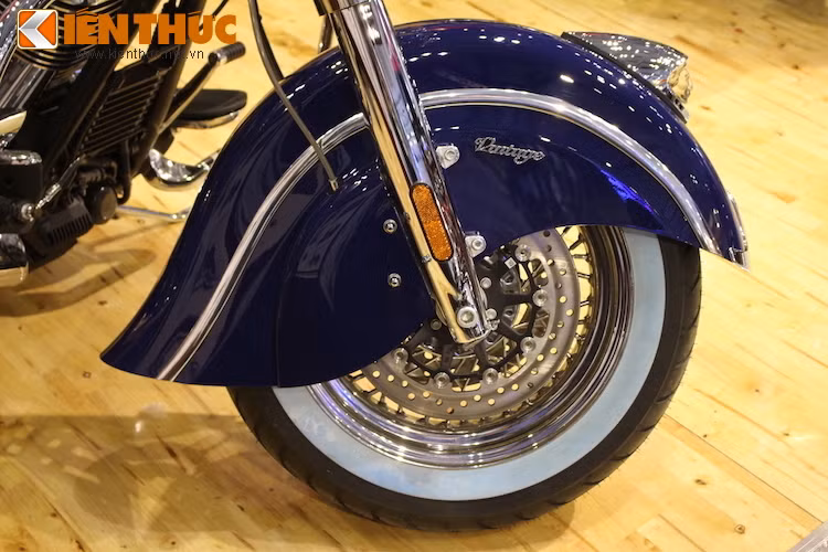 Dè trước phủ kín bánh và mascot thổ dân da đỏ đặt trên dè là những đặc trưng của một chiếc Chief cổ điển. Trong khi đó, phanh trước với đĩa kép lại là một sự nâng cấp đáng giá so với phanh đĩa đơn của những chiếc Chief đời 1953.