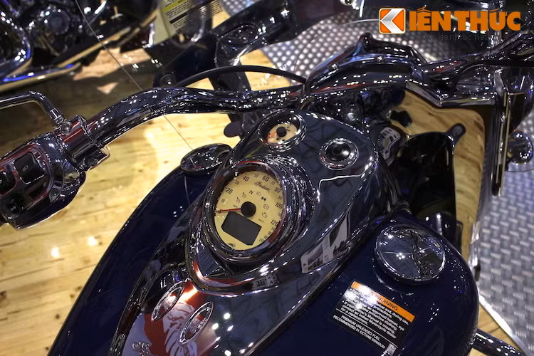 Bảng đồng hồ nhỏ gọn được đặt trên bình xăng, cung cấp các thông tin quan trọng qua đèn báo và một màn hình LCD nhỏ. Tay lái của chiếc xe đậm chất cruiser, dài và kéo về phía sau.