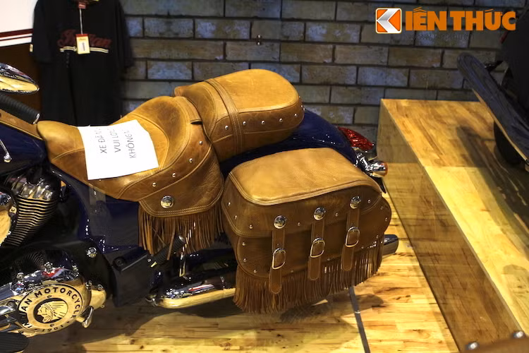Hai bên bánh sau có những túi da nâu rất "bụi, với tua rua ở phần dưới và 3 đai khóa nắp. Bộ yên của Chief Vintage cũng được thiết kế tương tự, đồng thời có các đinh tán rất "phủi".