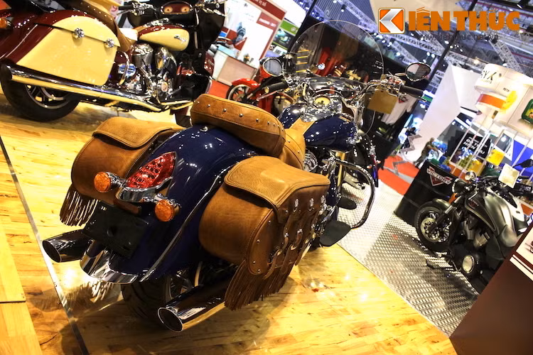 Cụm đèn hậu và xi-nhan của xe được tích hợp chung vào bộ gá mạ chrome sáng bóng, bên dưới mỗi túi da là bộ pô sáng bóng, đặt song song với thân xe.