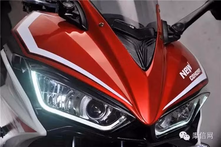 Ở phía trước, cụm đèn pha đặc trưng của R3 được hãng xe Trung Quốc copy trung thực, nhưng "cách tân" một chút với thấu kính projector và đèn LED định vị. Ngoài ra, chạy từ kính chắn gió xuống mũi xe còn có thêm các đường gân nổi.