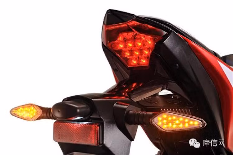 Phần đuôi vuốt nhọn đặc trưng cùng pát biển số của RZ35 giống với R3, nhưng chiếc xe có đèn hậu cùng các đèn xi-nhan full LED.