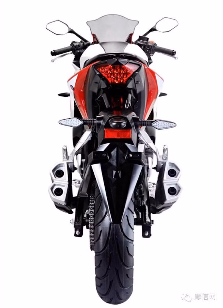 Đặc biệt, xe có tới 2 ống xả nằm đối xứng ở hai bên thân xe. Bánh sau của RZ35 cũng sở hữu cỡ lốp 140/70/17 như R3.