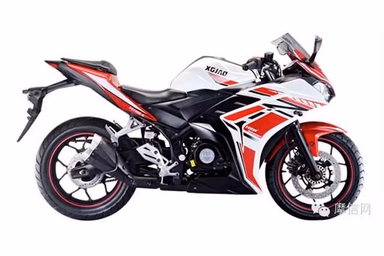 Ngay cả khi nhìn kỹ, những người yêu xe môtô cũng khó lòng nhận ra những điểm khác biệt của XGJAO RZ35 với chiếc sportbike phân khối lớn tầm trung R3 của Yamaha, khi nó đã được nhái một cách tinh vi và gần như giống y hệt bản chính.