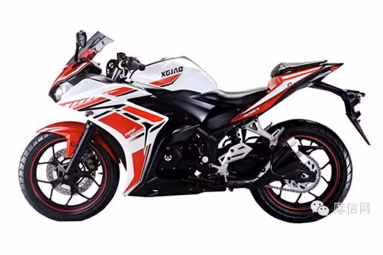 Dù có kiểu dáng bên ngoài được nhái y hệt nhưng XGJAO vẫn không thể copy chuẩn khối động cơ trên R3 thật. RZ35 cũng sở hữu động cơ 320 cc làm mát bằng chất lỏng, nhưng chỉ có 1 xi-lanh và 2 xú-páp SOHC, thay vì 2 xi-lanh và DOHC như xe thật.