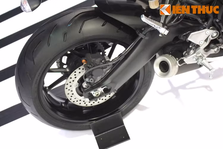 Ống xả của xe có kích thước khá gọn gàng, bên cạnh bộ gắp sau bằng nhôm. Với hành trình phuộc tương đối lớn cùng tư thế ngồi thẳng lưng và lốp trơn, XSR900 có thể coi là một mẫu street tracker.