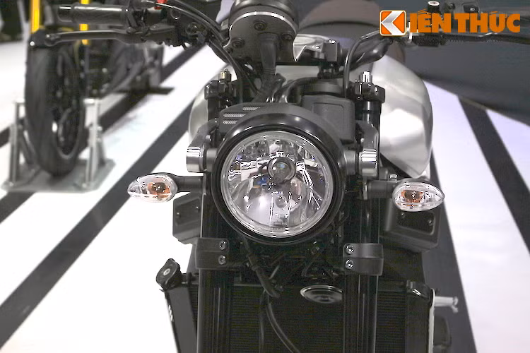 Phần trước của xe đơn giản với cụm đèn pha tròn cổ điển, cùng với các chi tiết chất lượng cao như phuộc USD, tai bắt đèn pha bằng nhôm đúc, phanh đĩa kép...