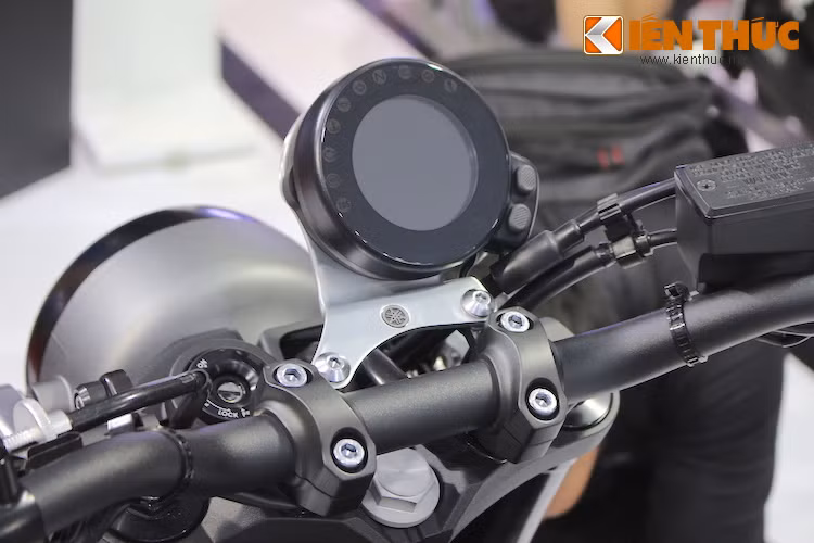 Giống như Ducati Scrambler, bảng đồng hồ của xe có hình tròn gọn gàng, nhưng được tích hợp đầy đủ các chức năng do sử dụng màn hình hiển thị LCD. Tuy nhiên khác với các dòng xe trên thị trường hiện nay, đồng hồ của xe có màu "ngược" với nền đen và chữ trắng.