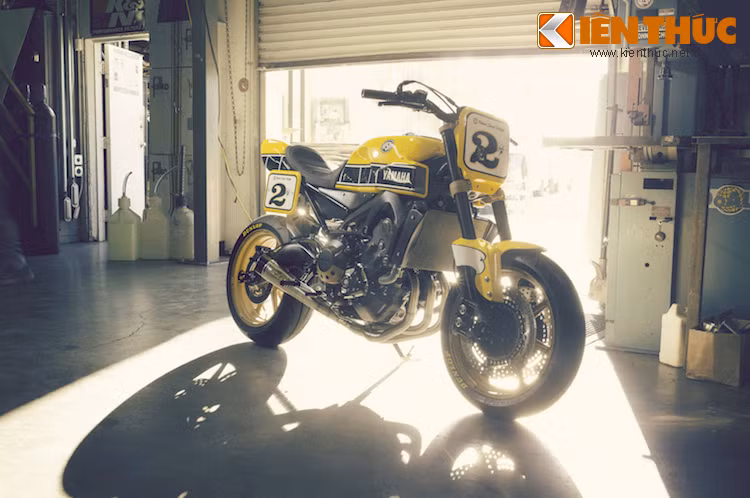 Vào giữa năm 2015, Yamaha đã từng hợp tác với tay độ Roland Sands để tạo ra chiếc xe độ Faster Wasp theo phong cách tracker từ chiếc FZ-09 (hay MT-09 trên thị trường Quốc tế). Sau đó vào triển lãm EICMA cùng năm, Yamaha XSR900 đã chính thức xuất hiện dựa trên mẫu xe độ này.