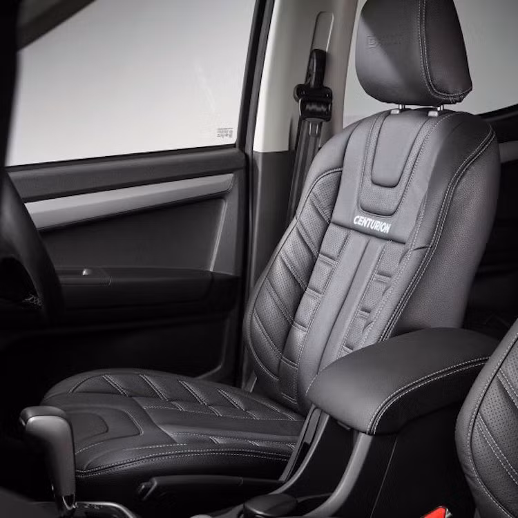 Các ghế ngồi của xe cũng đã được Isuzu bọc lại và thêu múi đầy cao cấp bằng da.