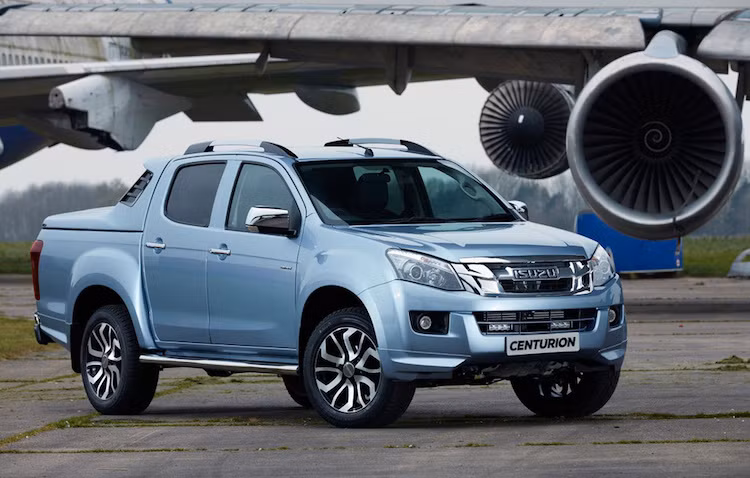 Được quảng cáo là "mẫu bán tải tối thượng", Isuzu D-Max Centurion sẽ được bán ở anh từ ngày 4/9 với giá khởi điểm 30.999 Bảng Anh (tương đương 986 triệu đồng). Ước tính, tổng giá trị của các chi tiết mới trên xe là 11.000 Bảng (349,9 triệu đồng).