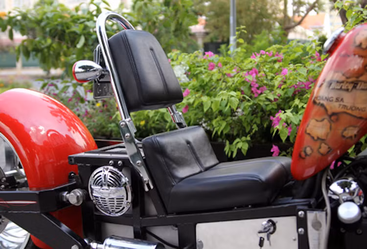 Trên thực tế, bình xăng thực của chiếc xe nằm ở phía sau lưng ghế ngồi. Ghế của chiếc xe cũng có thiết kế rất đơn giản, đặt trên chassis bằng thép và chỉ gồm các tấm nệm xung quanh khung inox.