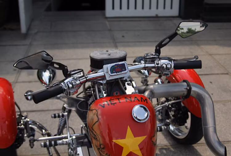 Lọc gió của động cơ nằm ngay trước mặt người lái. Tay lái cùng toàn bộ cùm công tắc được lấy từ "xác" Harley-Davidson.