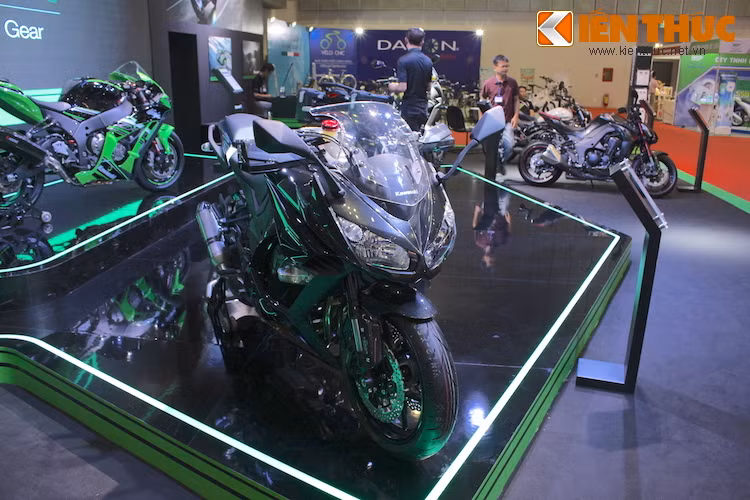 Ra mắt lần đầu vào năm 2011, Kawasaki Ninja 1000 được coi là phiên bản sport touring của mẫu naked bike rất thành công Z1000, và hoàn toàn không liên quan tới chiếc Ninja 1000R từ năm 1986.