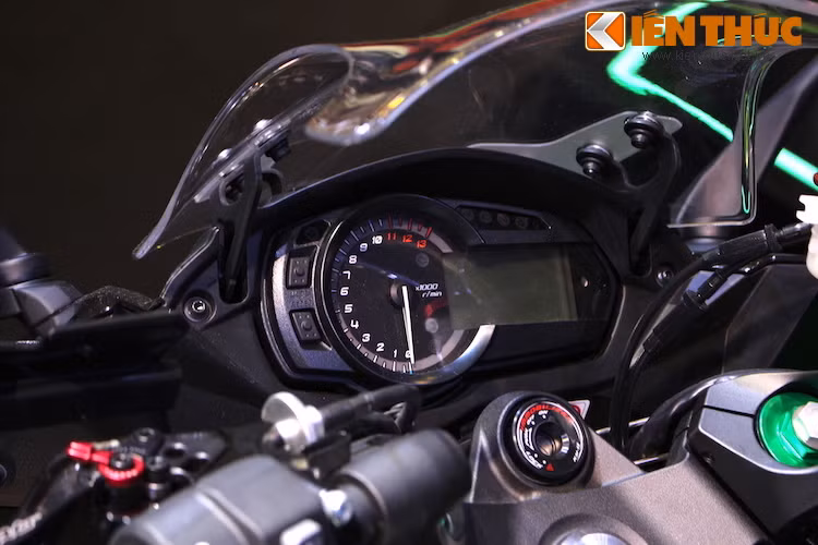 Xe cũng đã được trang bị các hệ thống điện tử tiên tiến của Kawasaki, có thể kể tới là hệ thống điều khiển lực kéo K-TCS, giúp "tối ưu hóa" khả năng vận hành của xe trên từng điều kiện cụ thể.