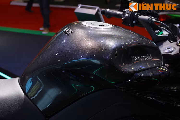 Bình xăng của Ninja 1000 có kích thước lớn và được thiết kế góc cạnh đẹp mắt. Dưới ánh đèn, màu sơn ánh kim của xe càng lộ rõ và cực kỳ lung linh.