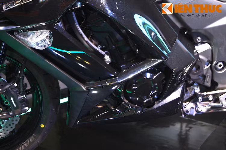 Với bộ quây gió kín, Ninja 1000 có hệ số cản khí động học thấp hơn nhiều, khiến chiếc xe đạt được tốc độ tối đa cao hơn và buộc Kawasaki phải lắp bộ giới hạn tốc độ.