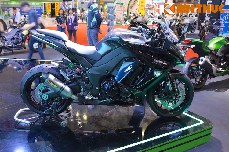 Vừa chính thức được ra mắt tại triển lãm Việt Nam Motorcycle Show 2016 (VMCS), Kawasaki Ninja 1000 ABS 2016 được phân phối chính hãng tại thị trường Việt Nam với giá bán 419 triệu Đồng.