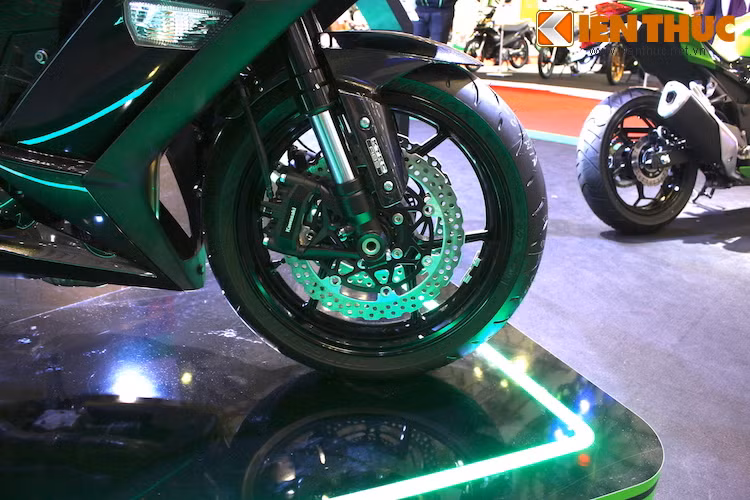 Xe cũng sử dụng phuộc Showa cùng mâm 3 cánh kép và hệ thống phanh 2 đĩa, 4 piston thừa hưởng từ Z1000 ở phía trước.