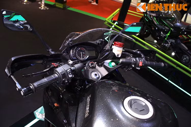 Dù có dáng thể thao nhưng do thuộc phân khúc sport touring nên Ninja 1000 có tay lái clip-on đặt cao đầy thoải mái.