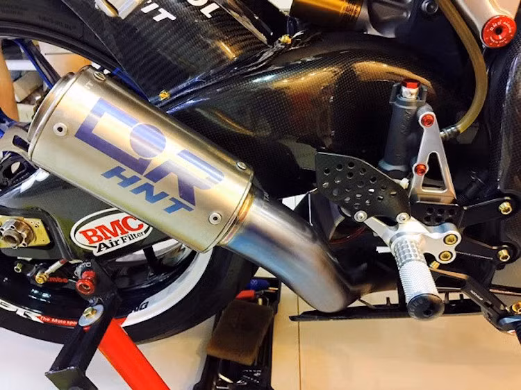 Hệ thống xả được nâng câp với pô Racefit full titan 4-2-1. Riêng hệ thống pô này đã có giá đắt tương đương một chiếc Honda Lead ở Việt Nam (1600 USD).