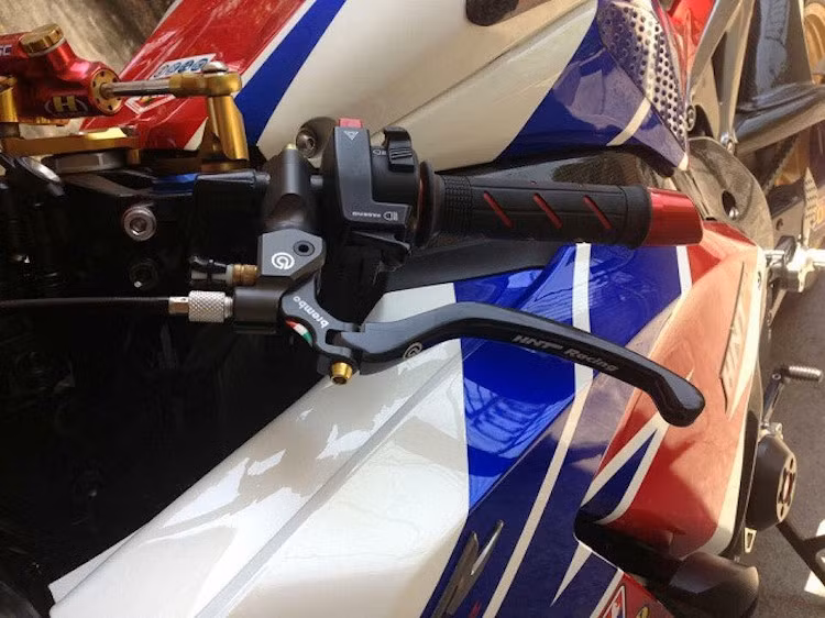 ...Đồng thời, cả tay côn và tay phanh của chiếc xe cũng đã được thay bằng cặp tay biller Brembo nhôm có khả năng điều chỉnh, cuối tay lái là gù xéo Rizoma.