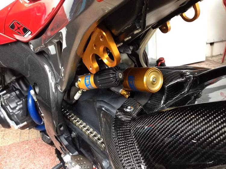 Ở phía sau, cây phuộc Showa nguyên bản của CBR1000RR đã được thay bằng phuộc Ohlins TTX.
