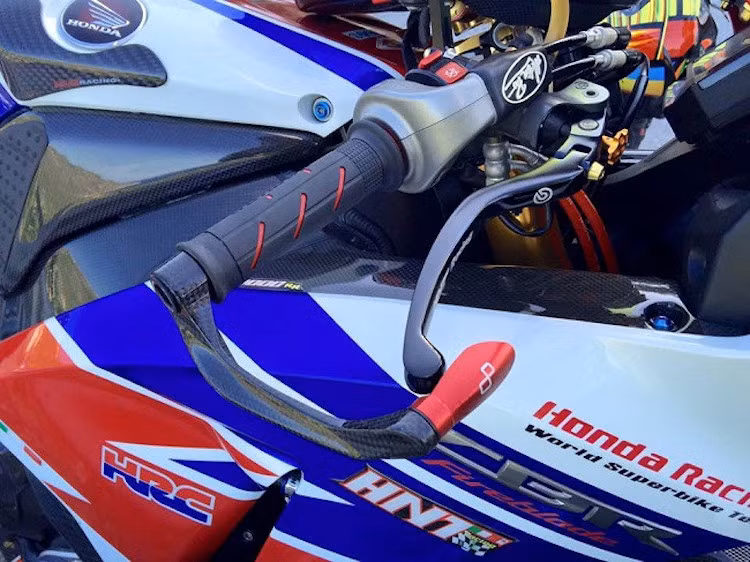 Phần đầu xe có kính chắn gió của Puig, gương hậu LED USA, trong khi phía trên tay lái được trang bị càng bảo vệ tay thắng Lightech, ...