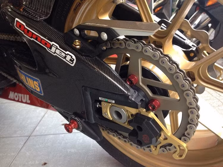 Càng xe được ốp carbon, bộ nhông đĩa thay bằng "combo" Afam - RK Racing, ốc gá chân đứng Motovation và kèm theo chắn xích Rizoma.