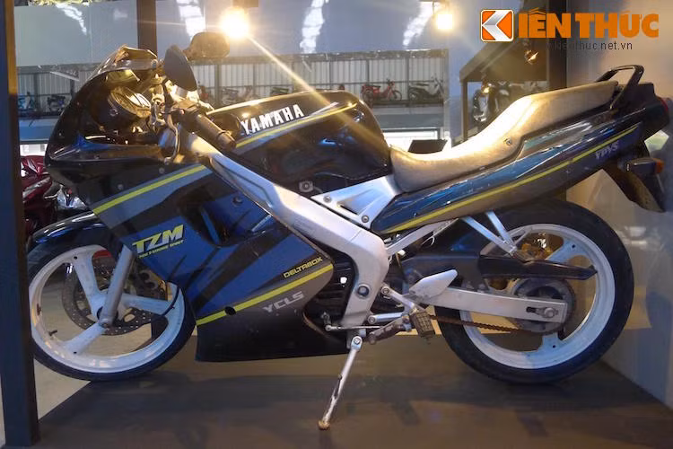 Một mẫu xe sportbike 2 kỳ nổi tiếng khác tại bảo tàng LHM: Yamaha TZM 150 hay còn được dân chơi xe Việt Nam gọi với cái tên "Ya Mặt Quỷ" hoặc "Ya Mặt Trăng" do có phần đầu trước với đèn pha hình trăng khuyết.