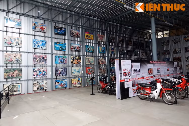 Bên cạnh việc trưng bày những chiếc xe, bảo tàng LHM còn có những khu vực riêng để treo những bức ảnh chụp lại lịch sử của 4 hãng xe Nhật, dòng thời gian phát triển, cũng như ảnh mặt trước catalogue của nhiều mẫu xe nổi tiếng.