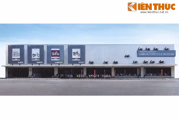Ban đầu, bảo tàng xe máy LHM Motorcycle Museum vốn là một cửa hàng bán xe máy, đồng thời là kho chứa xe của công ty phân phối Lou Heng Mong Motors tại Thái Lan.