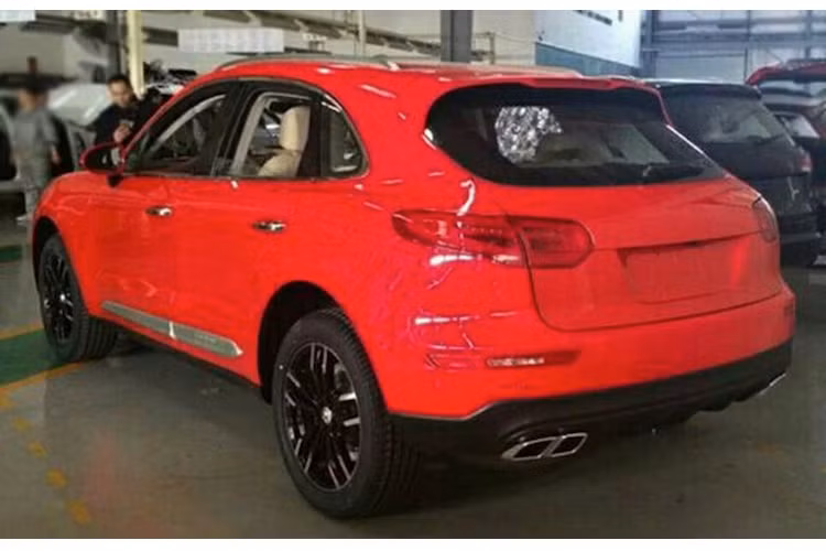 Tại thị trường Trung Quốc, giá khởi điểm của một chiếc Zotye SR8 chỉ là 170.000 NDT. Trong khi đó, một chiếc Macan tại thị đây sẽ có giá bán gấp hơn 3 lần, khởi điểm từ 588.000 NDT.