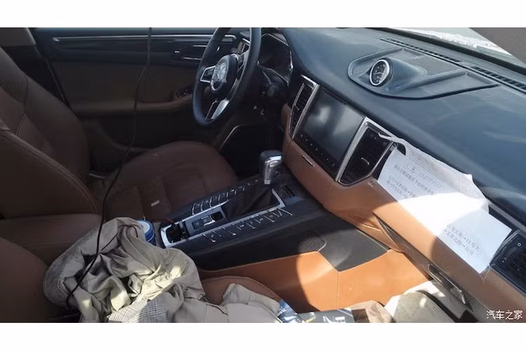 Rất hiếm khi các hãng xe Trung Quốc sao chép ý tưởng của cả ngoại thất lẫn nội thất của một mẫu xe nhưng với SR8, Zotye lại một lần nữa đưa "đẳng cấp sao chép" của người Trung Quốc lên tầm cao mới.