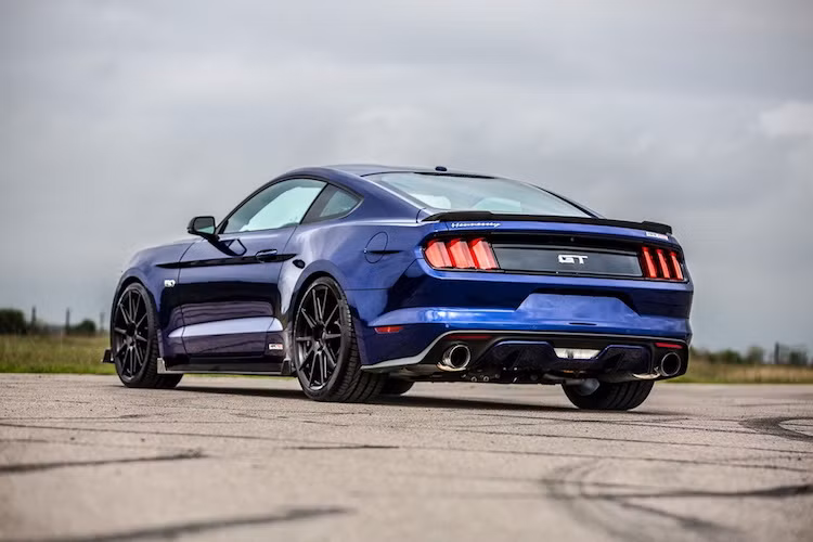 Với sức mạnh này, tốc độ của Mustang GT đã có thể sánh ngang với những siêu xe khi Hennessey đã có thể đạt thời gian tăng tốc từ 0-100 km/h chỉ trong 3,4 giây và tốc độ tối đa lên tới 335 km/h.