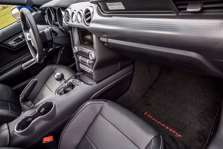 Mọi trang bị nguyên bản của một chiếc Mustang vẫn được giữ nguyên trên bản độ HPE750, từ hệ thống thông tin giải trí tới các ghế điều chỉnh điện và điều hòa tự động trên xe.