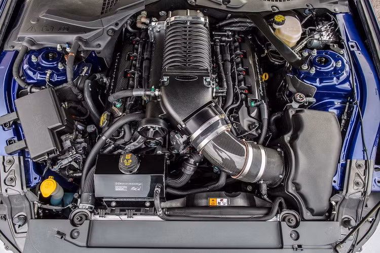 Những nâng cấp đáng giá nhất của bản độ HPE750 nằm ở động cơ của xe. Ở dạng nguyên bản, động cơ của Mustang GT vốn "không phải dạng vừa" khi có công suất tối đa lên tới435 mã lực và mô-men xoắn cực đại 542 Nm.