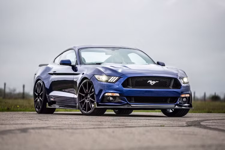 Bản độ mẫu xe thể thao cơ bắp Ford Mustang HPE750 của Hennessey được dựa trên phiên bản Mustang GT 5.0 cao cấp nhất, được trang bị động cơ V8 5.0l Coyote.