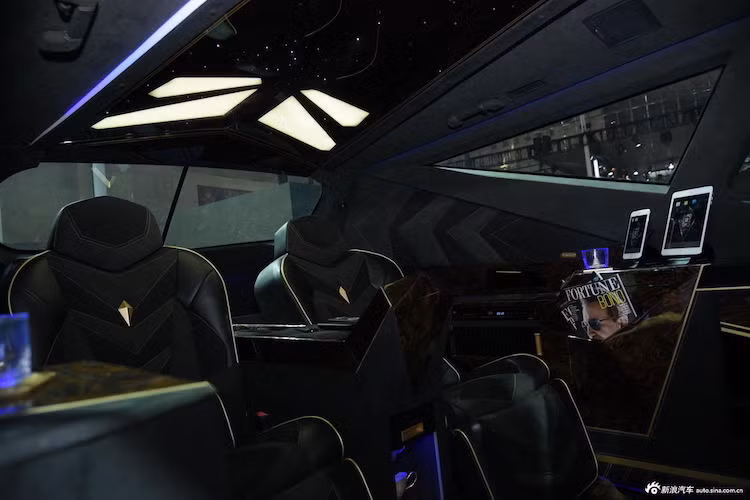 Tuy nhiên, sự xa hoa và đẳng cấp nằm hoàn toàn ở khoang lái phía sau với những chiếc ghế chỉnh điện có massage, hệ thống đèn LED tự động, hệ thống thông tin giải trí điều khiển qua iPad và iPhone, trần xe với những bóng đèn LED "ngàn sao" tương tự Rolls-Royce...